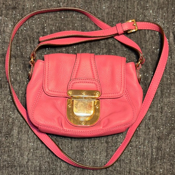 ๐ธ ๐๐ข๐๐ก๐๐๐ฅ ๐๐จ๐ซ๐ฌ Charlton Crossbody in Peony โ Small & Stunning! ๐ - Picture 3 of 12